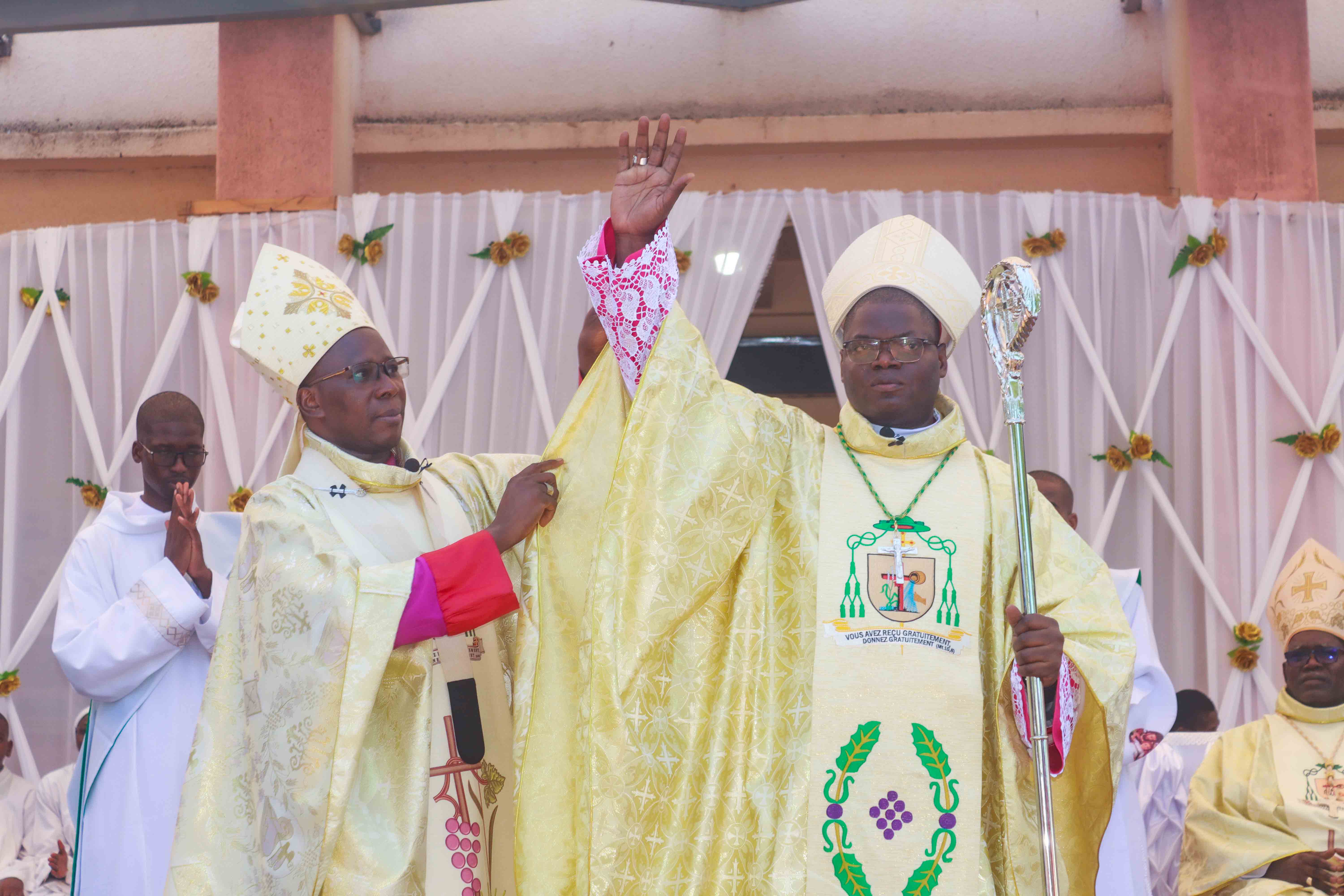 Sikasso retrouve son pasteur et accueille quatre nouveaux prêtres : un week-end historique pour l’Église locale.